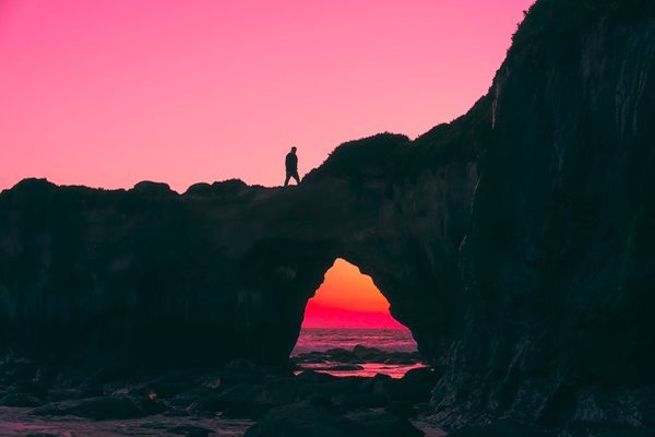 Photo montrant un homme marchant seul sur une falaise